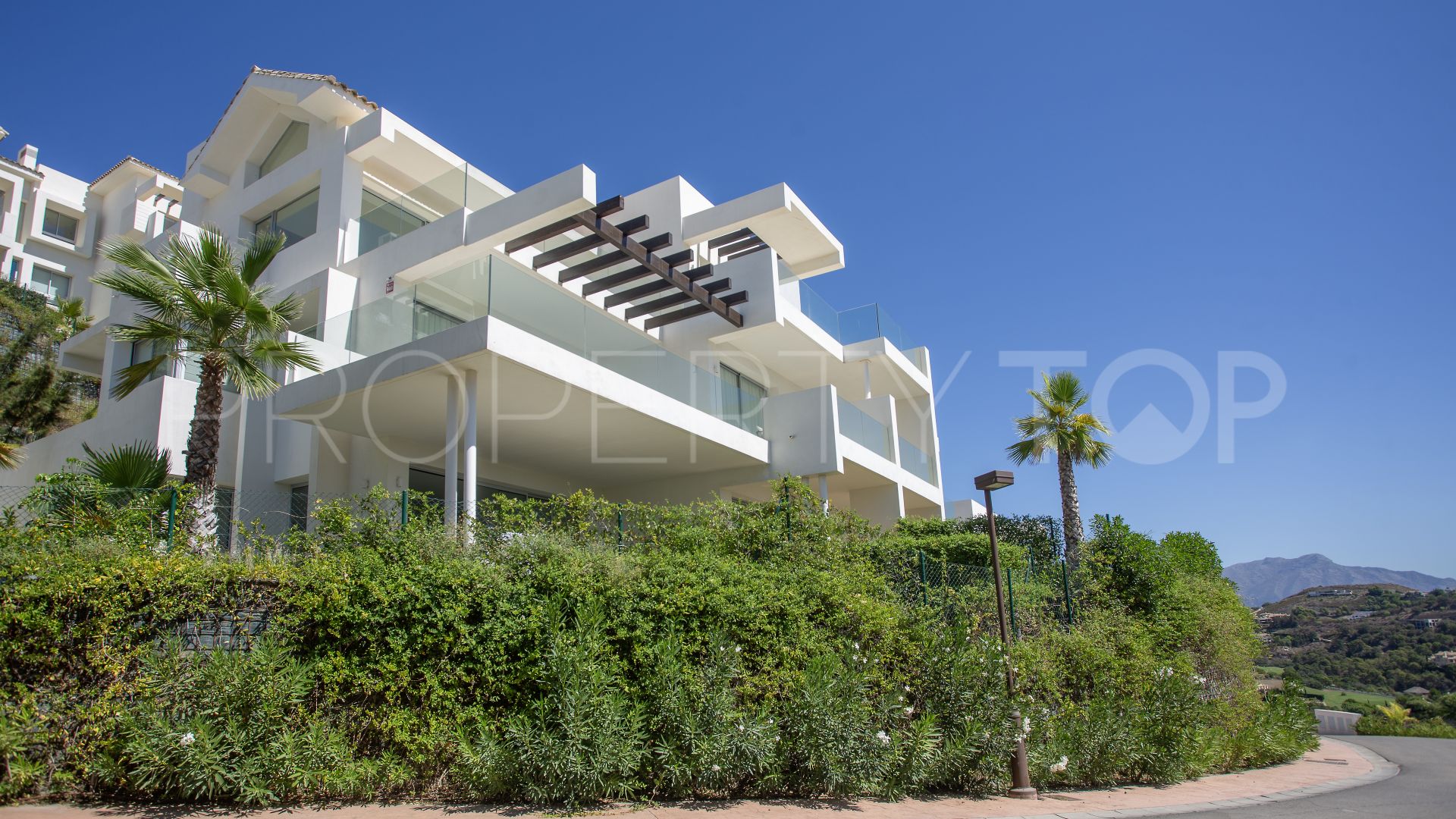 Duplex penthouse for sale in Marbella Club Hills with 3 bedrooms