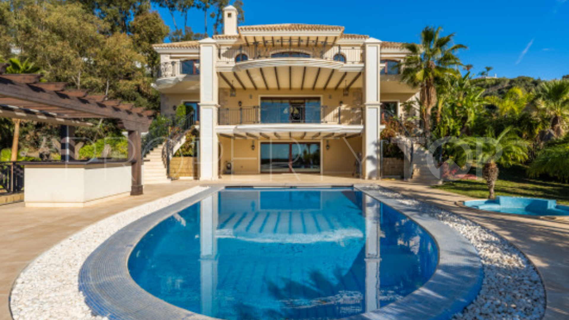 Se vende villa de 7 dormitorios en Los Altos de los Monteros