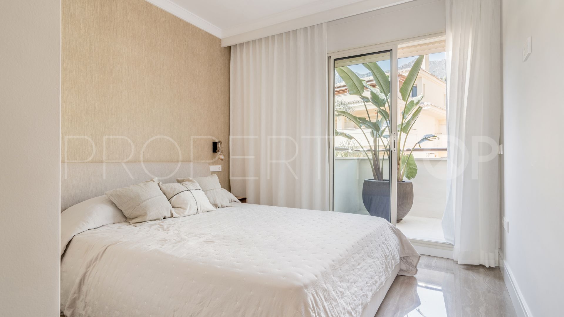 Buy penthouse in Condado de Sierra Blanca with 3 bedrooms