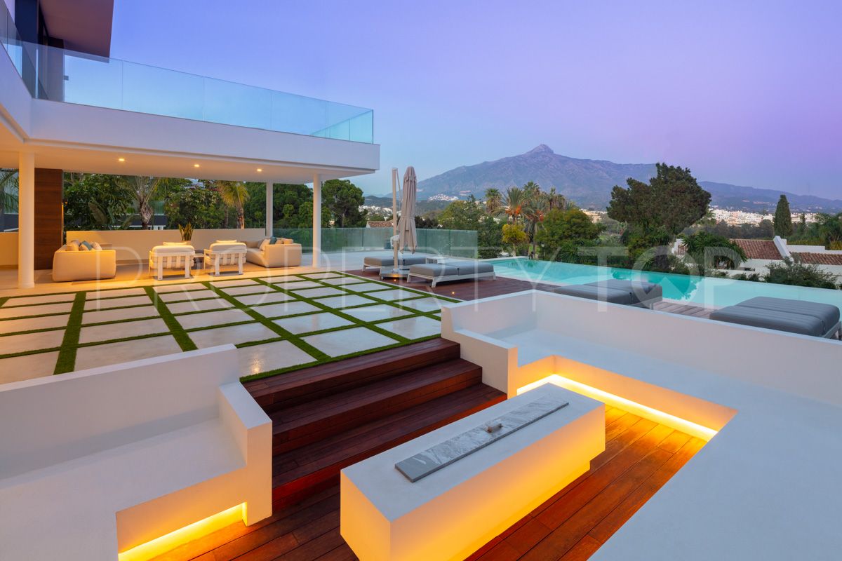 Villa for sale in Nueva Andalucia with 5 bedrooms