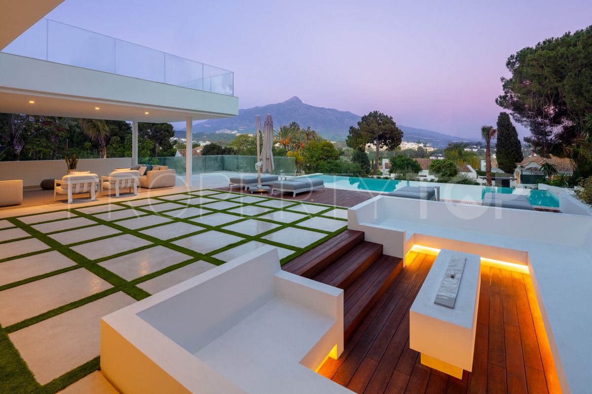 Villa for sale in Nueva Andalucia with 5 bedrooms