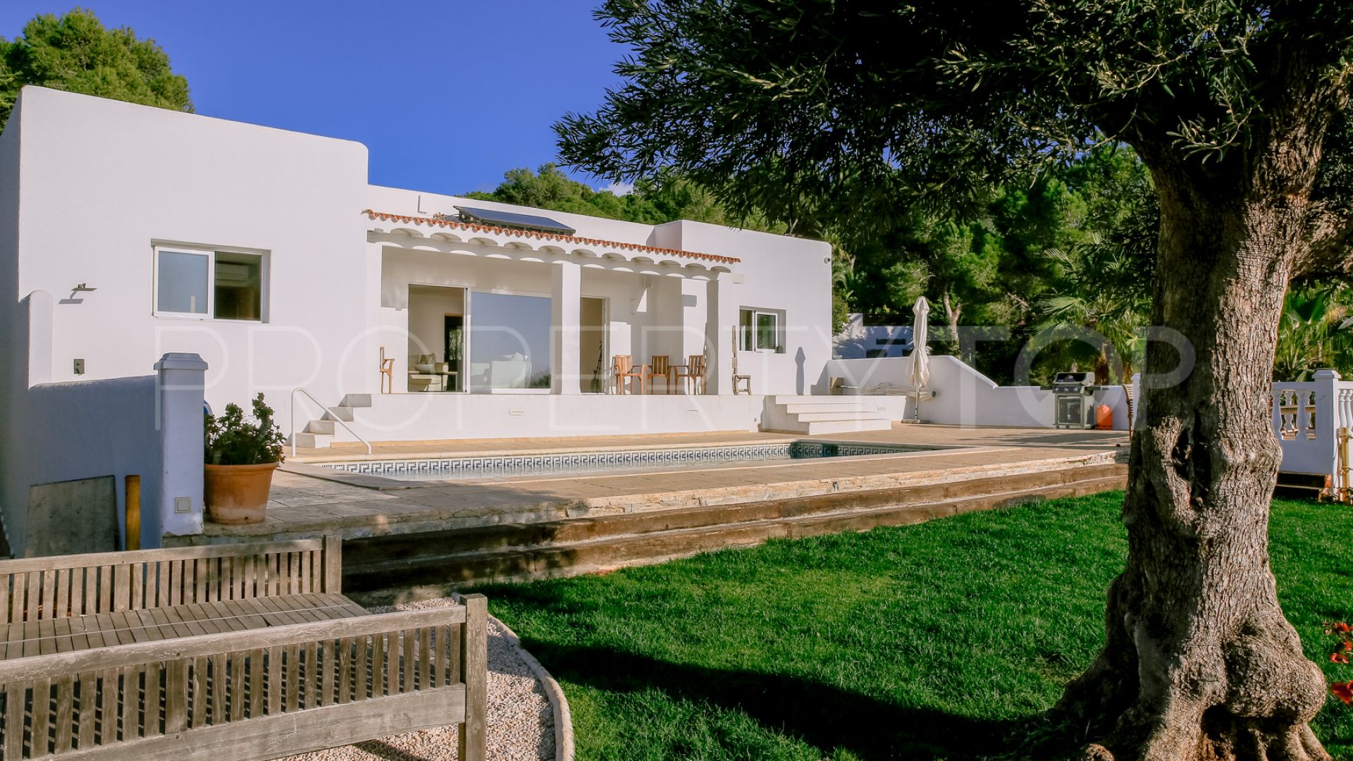 Buy villa in Cala Tarida