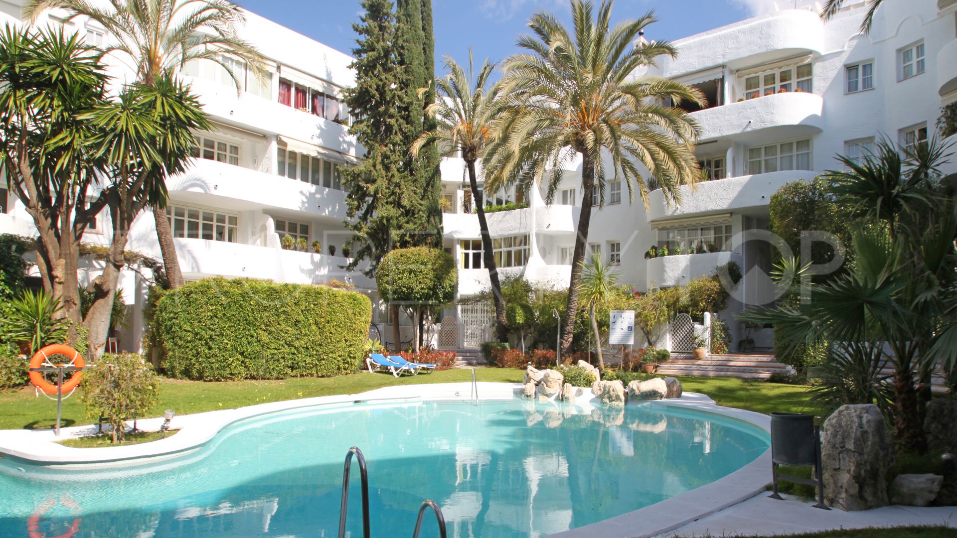 For sale ground floor duplex with 3 bedrooms in Marbella Real