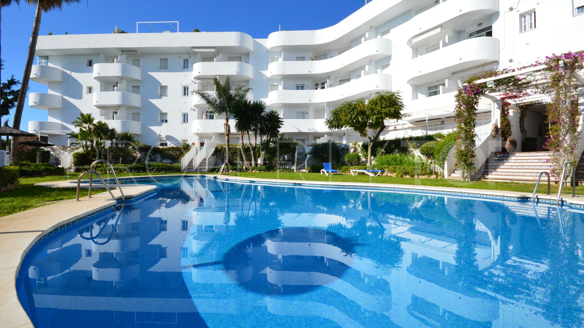 For sale ground floor duplex with 3 bedrooms in Marbella Real