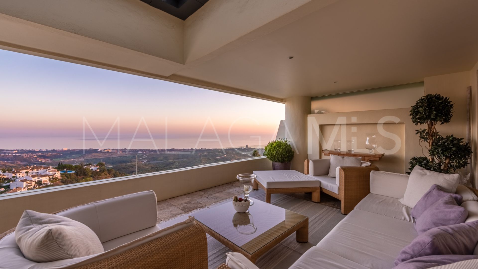 Duplex penthouse for sale in Los Monteros Hill Club