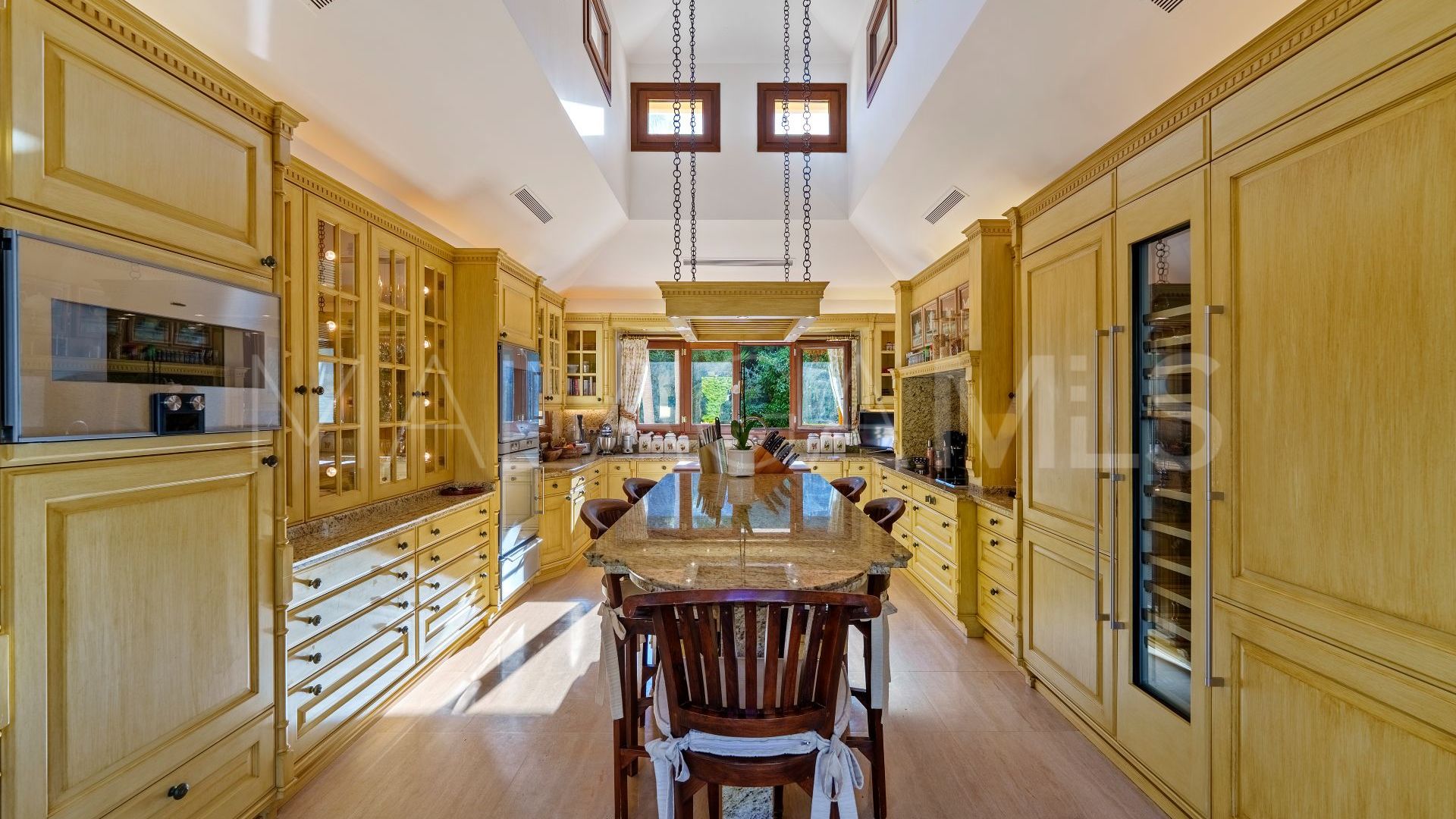 Buy villa in Las Lomas del Marbella Club