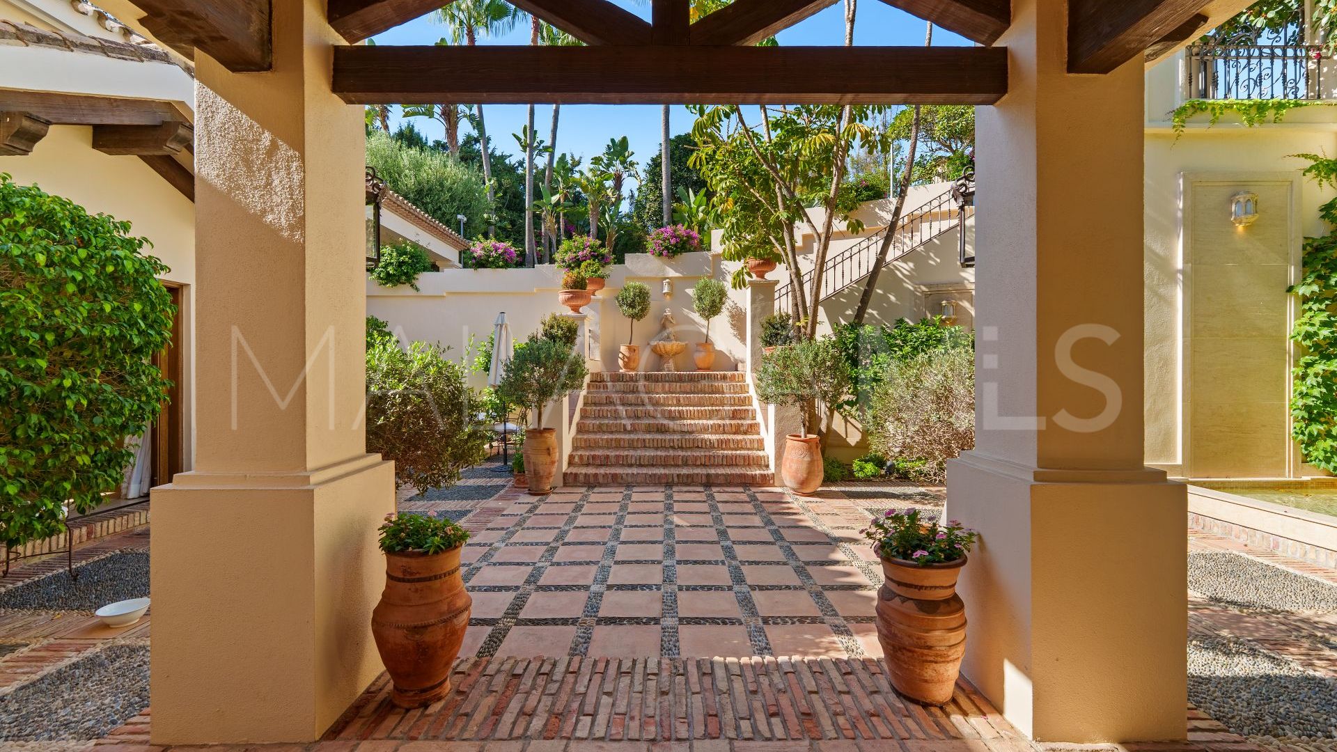 Buy villa in Las Lomas del Marbella Club