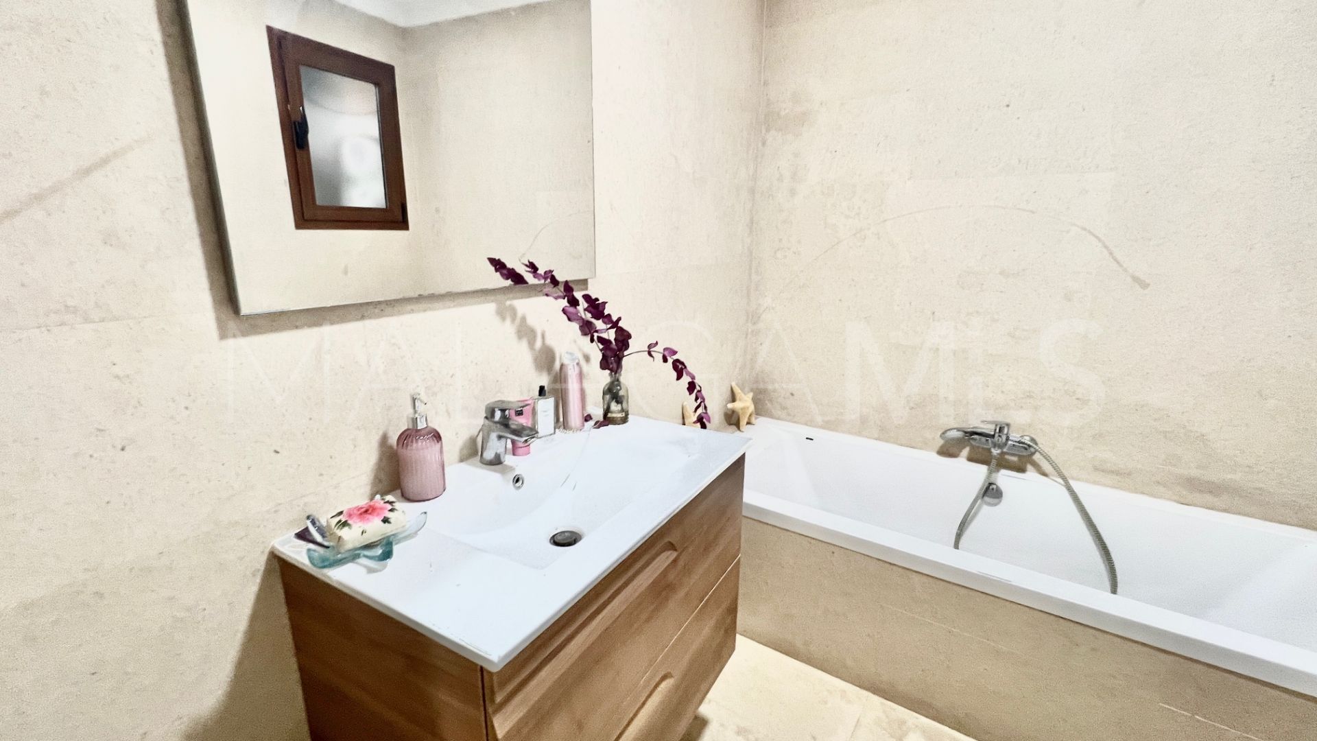 Villa for sale in Nueva Andalucia