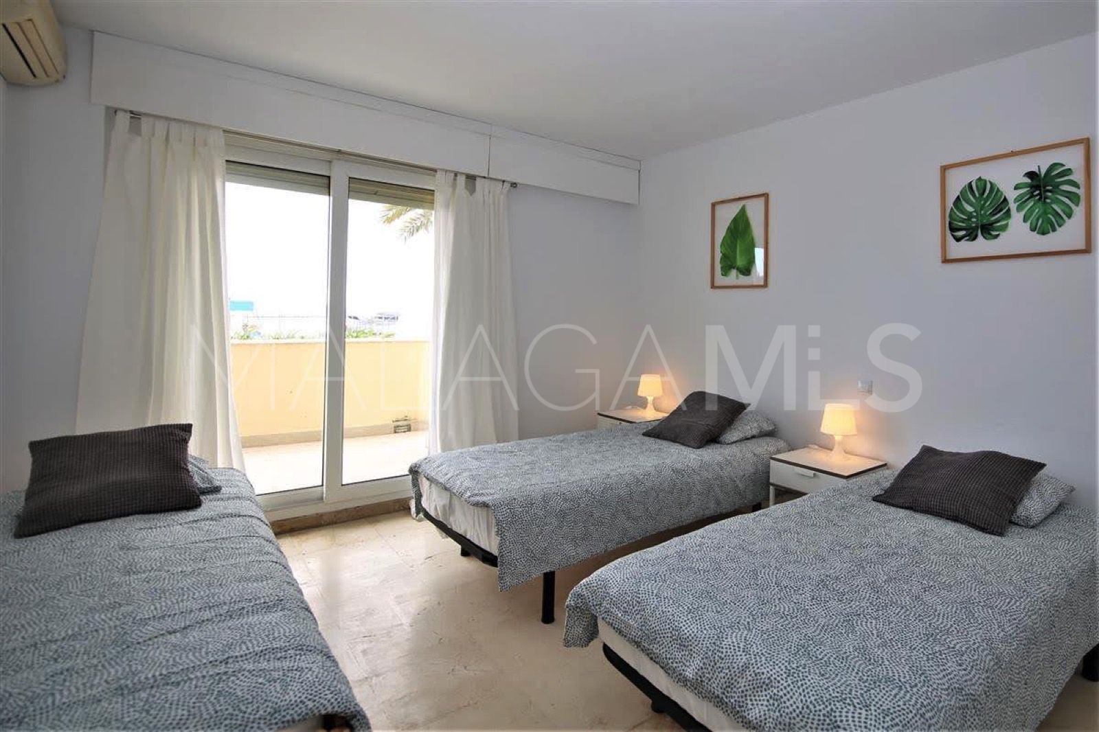 Lägenhet for sale in Estepona Puerto