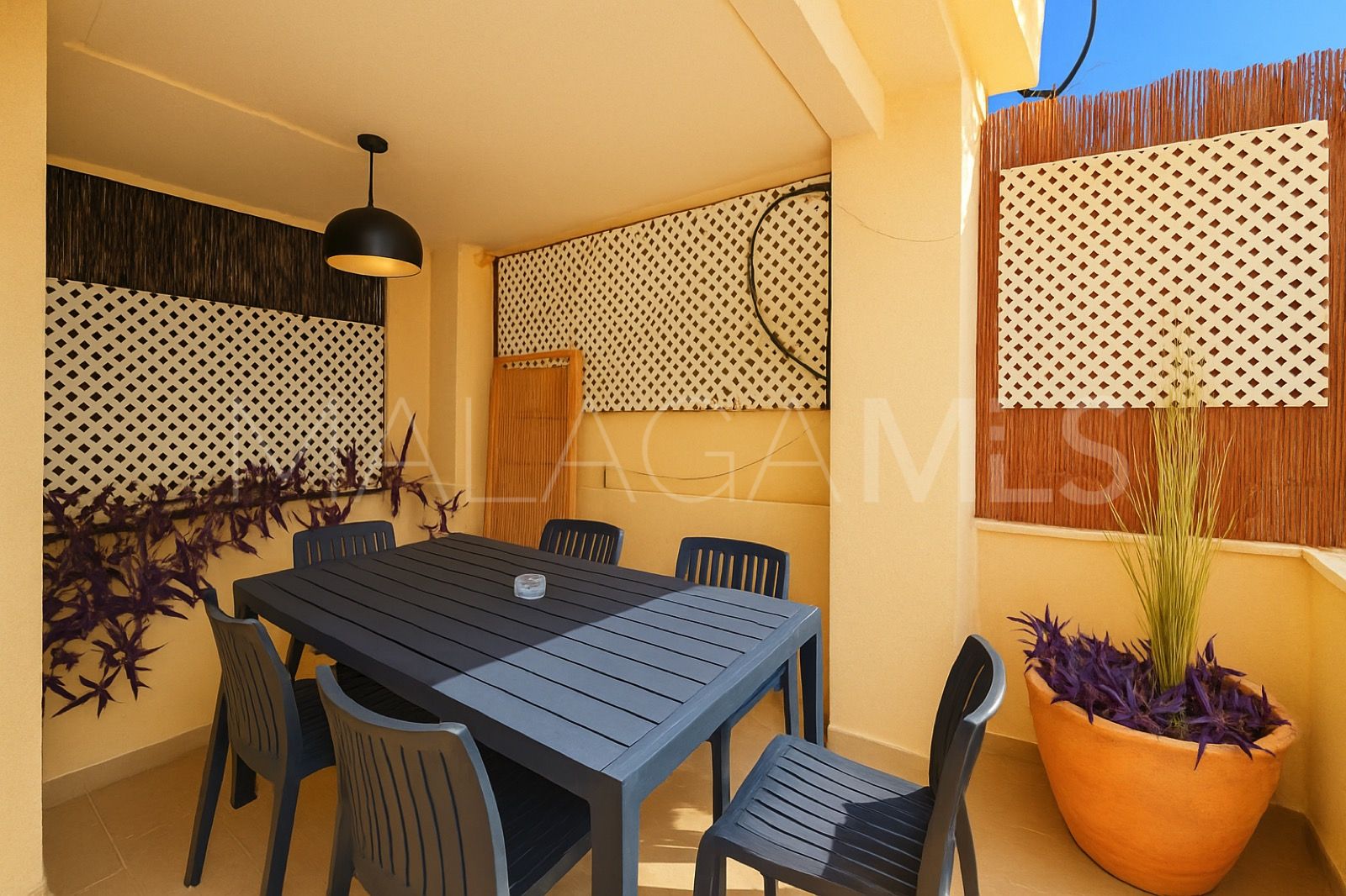 Lägenhet for sale in Estepona Puerto