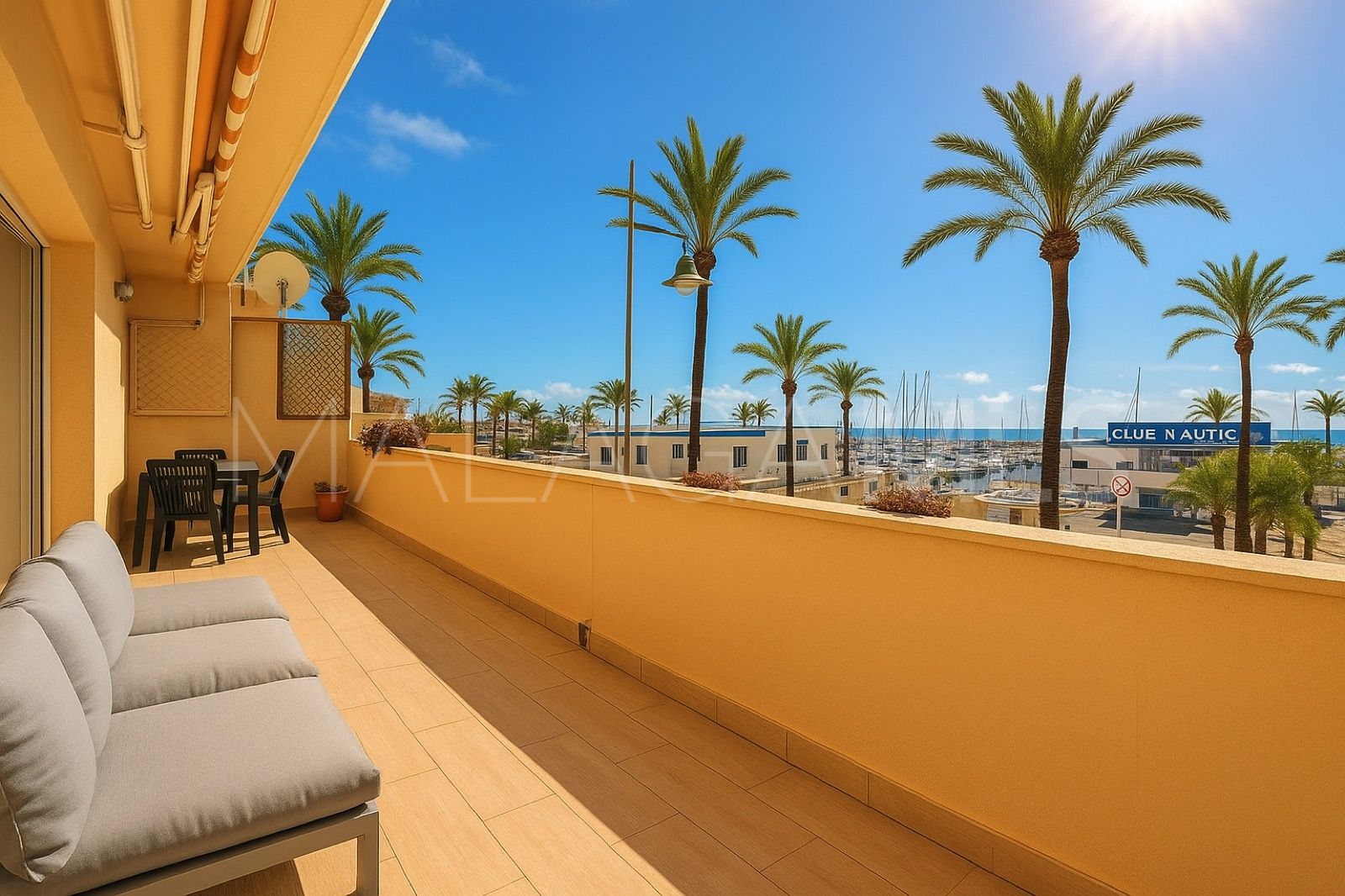 Lägenhet for sale in Estepona Puerto