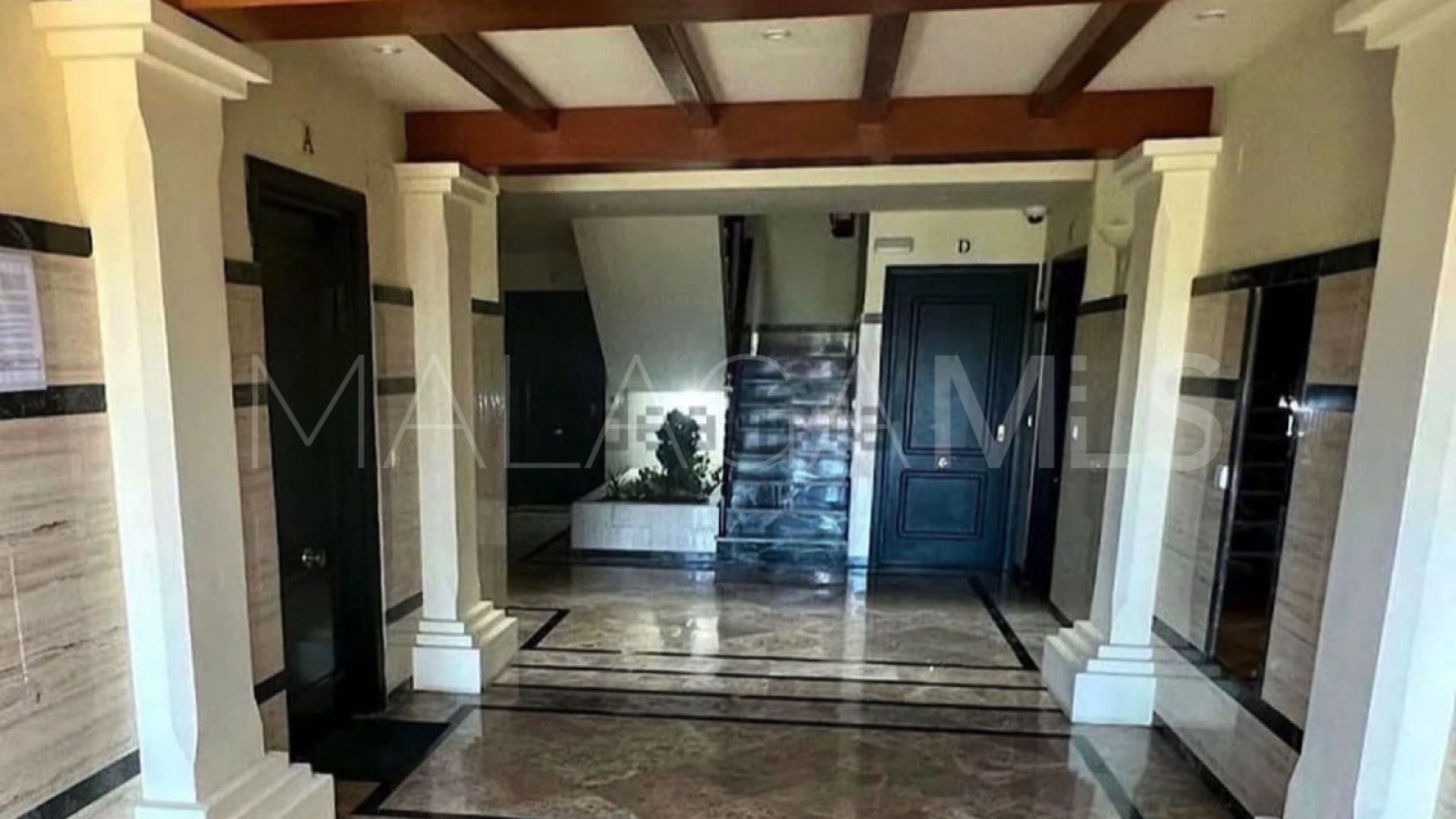 For sale ground floor apartment in Nueva Andalucia