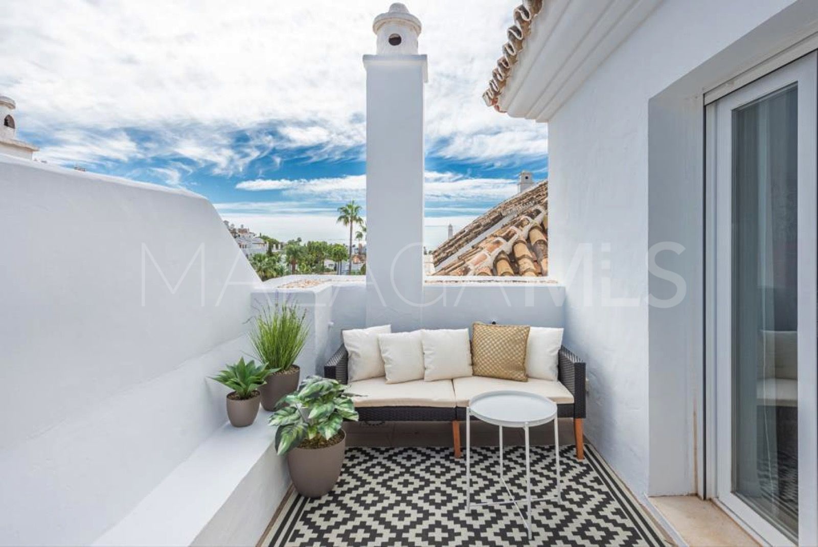 Duplex penthouse with 2 bedrooms for sale in Nueva Andalucia