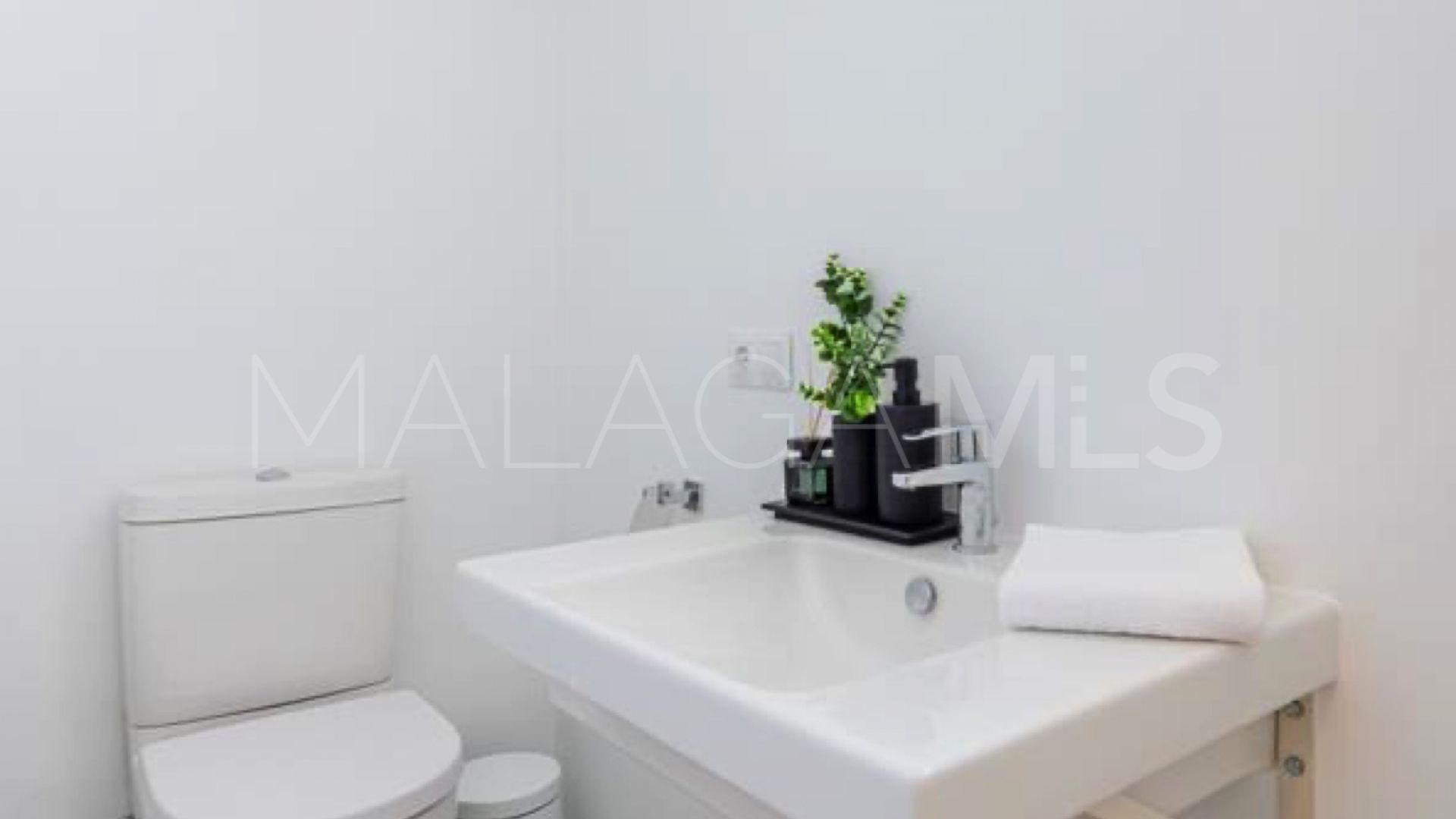 Duplex penthouse with 2 bedrooms for sale in Nueva Andalucia