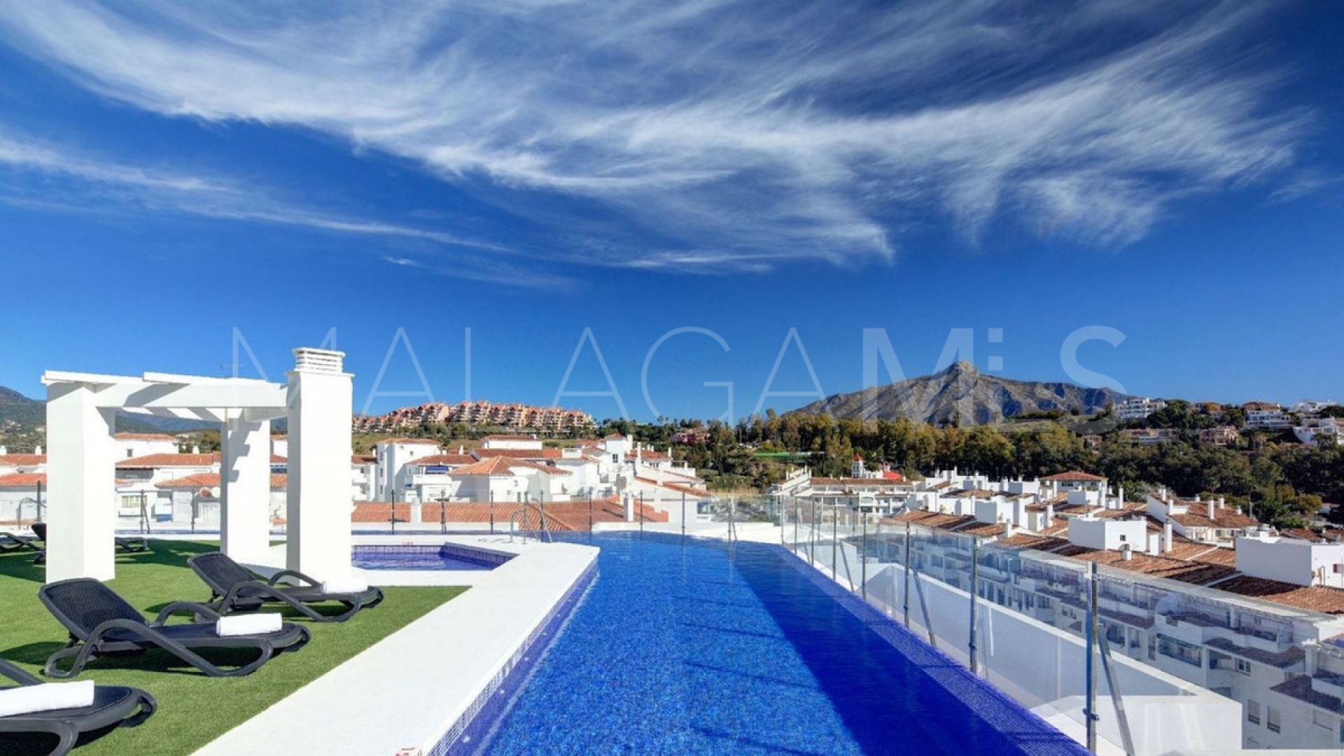Buy apartamento in Nueva Andalucia with 3 bedrooms