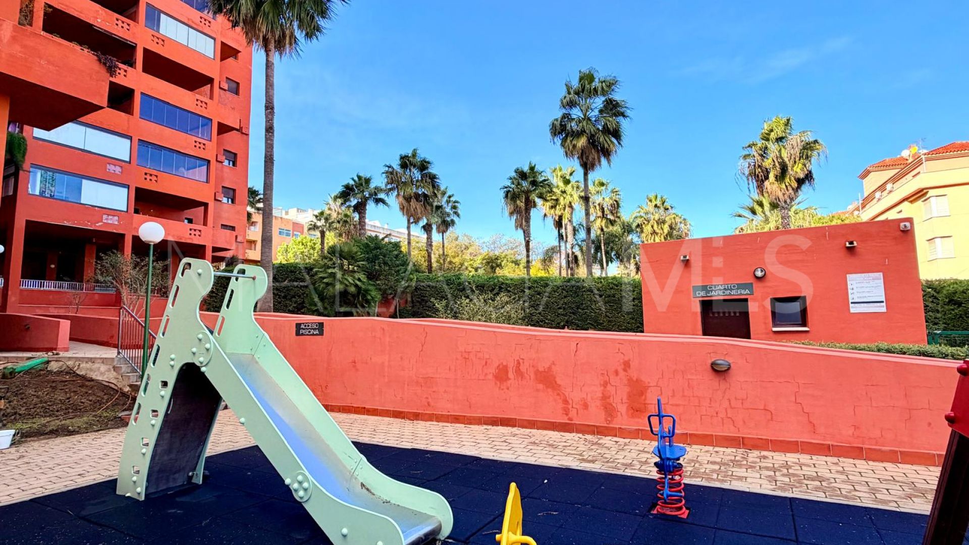 Lägenhet for sale in Estepona Puerto