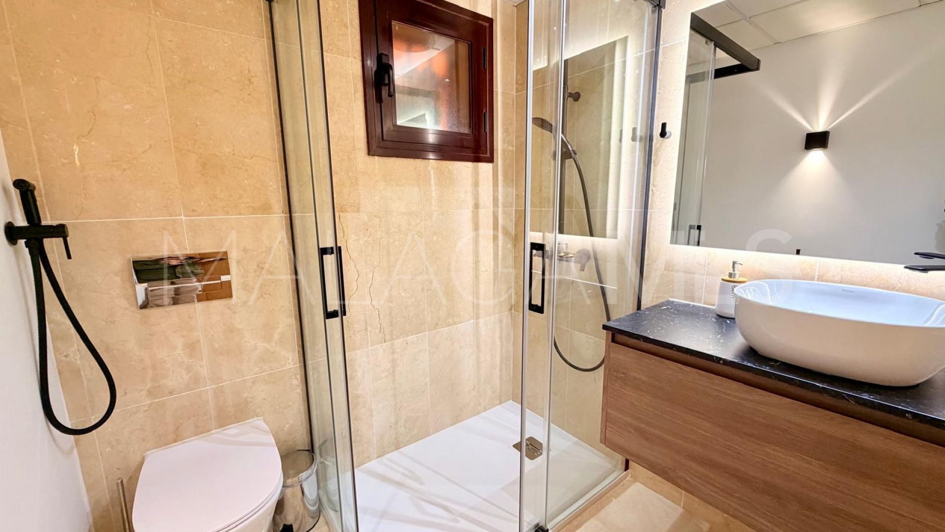 Lägenhet for sale in Estepona Puerto