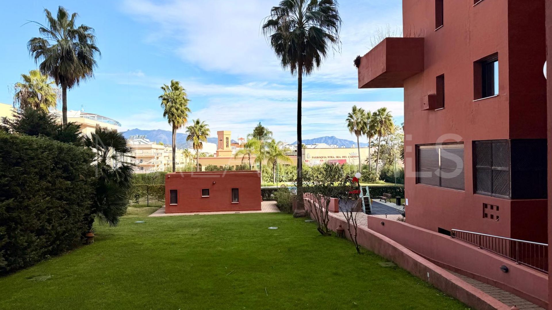 Lägenhet for sale in Estepona Puerto