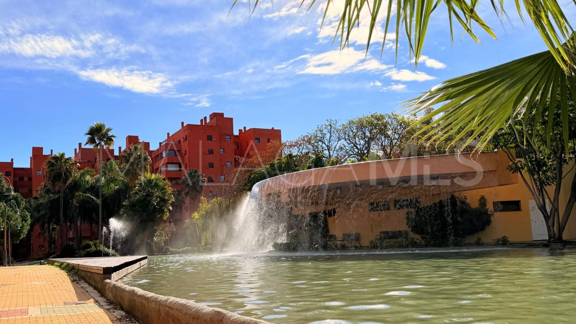 Lägenhet for sale in Estepona Puerto