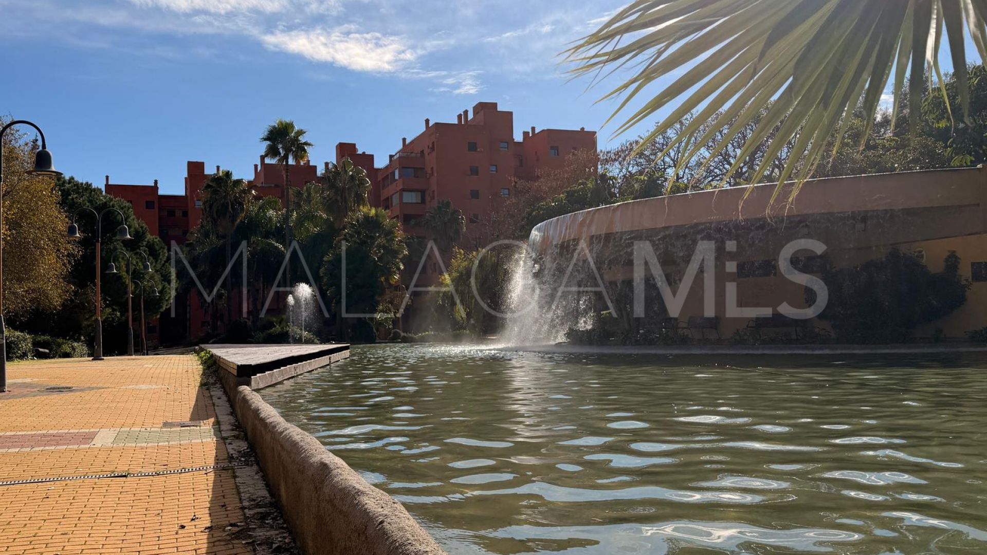 Lägenhet for sale in Estepona Puerto