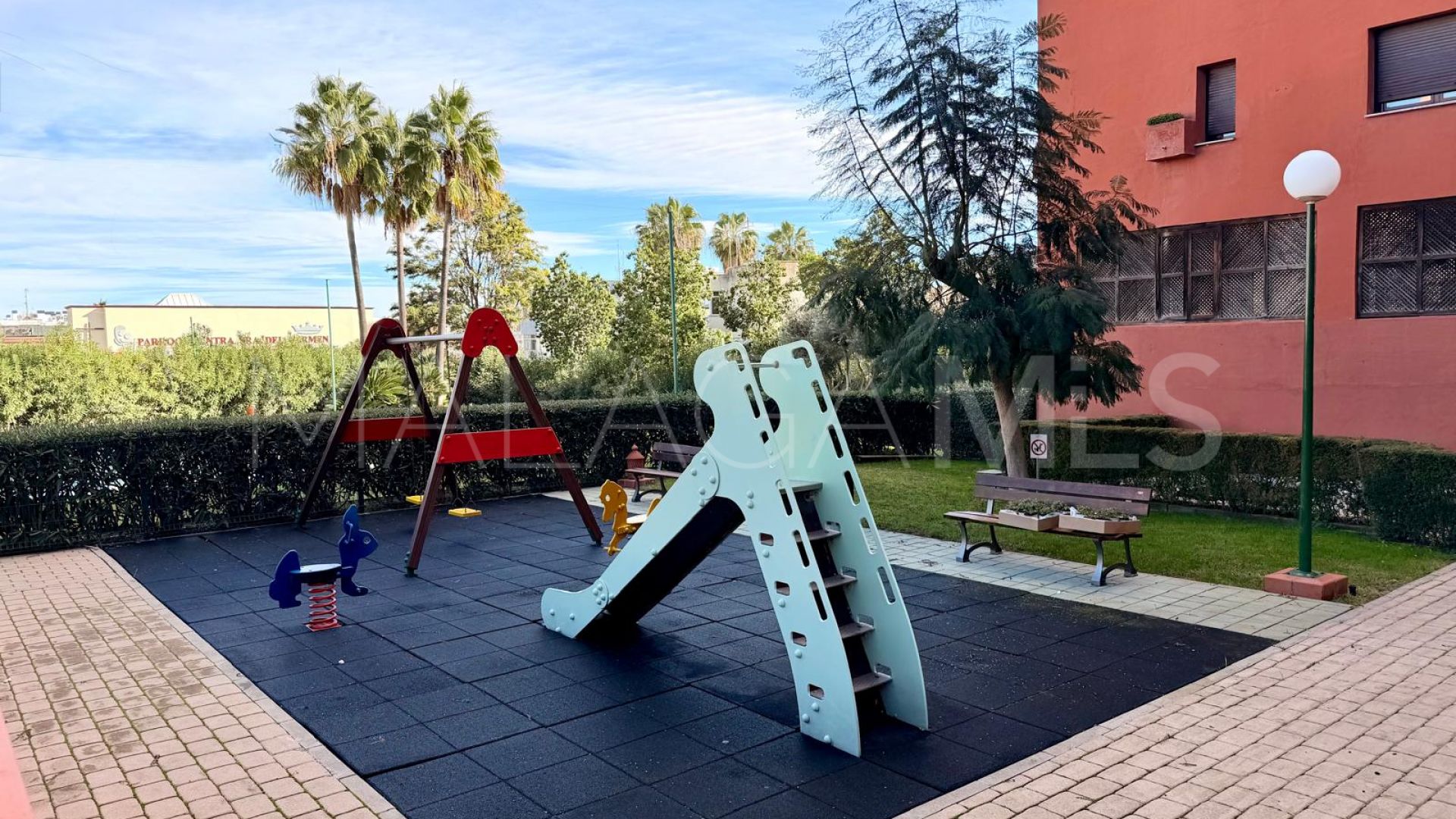 Lägenhet for sale in Estepona Puerto