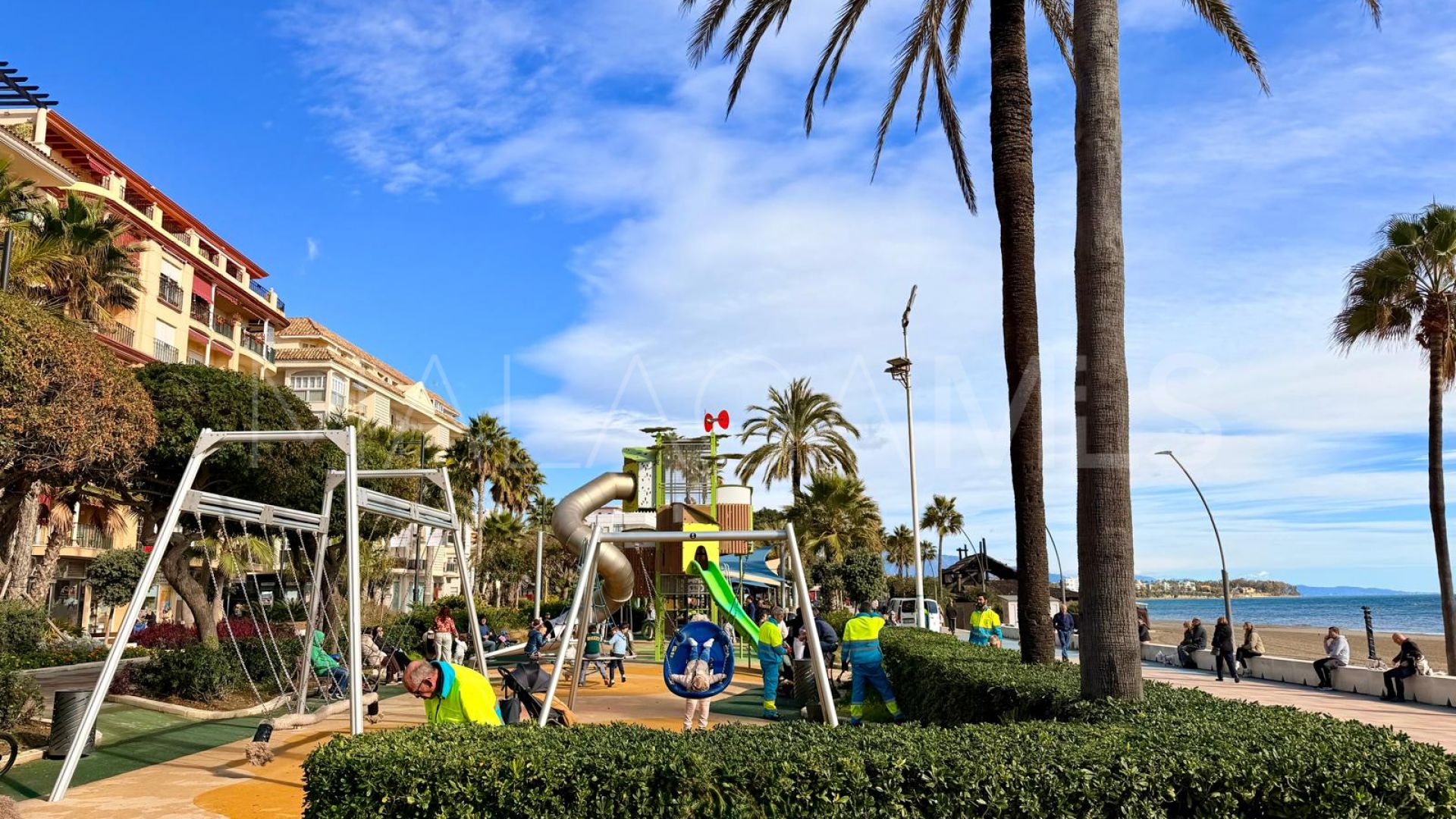 Lägenhet for sale in Estepona Puerto