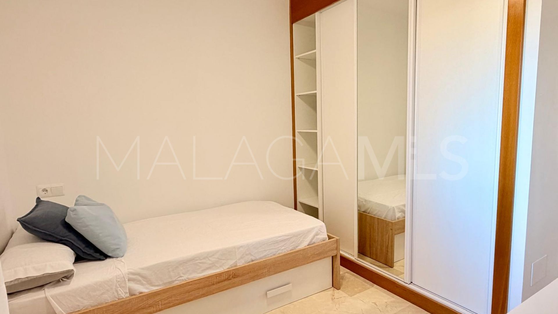 Lägenhet for sale in Estepona Puerto