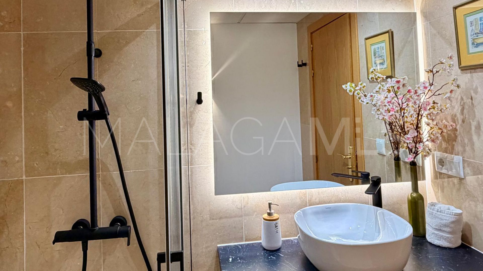 Lägenhet for sale in Estepona Puerto