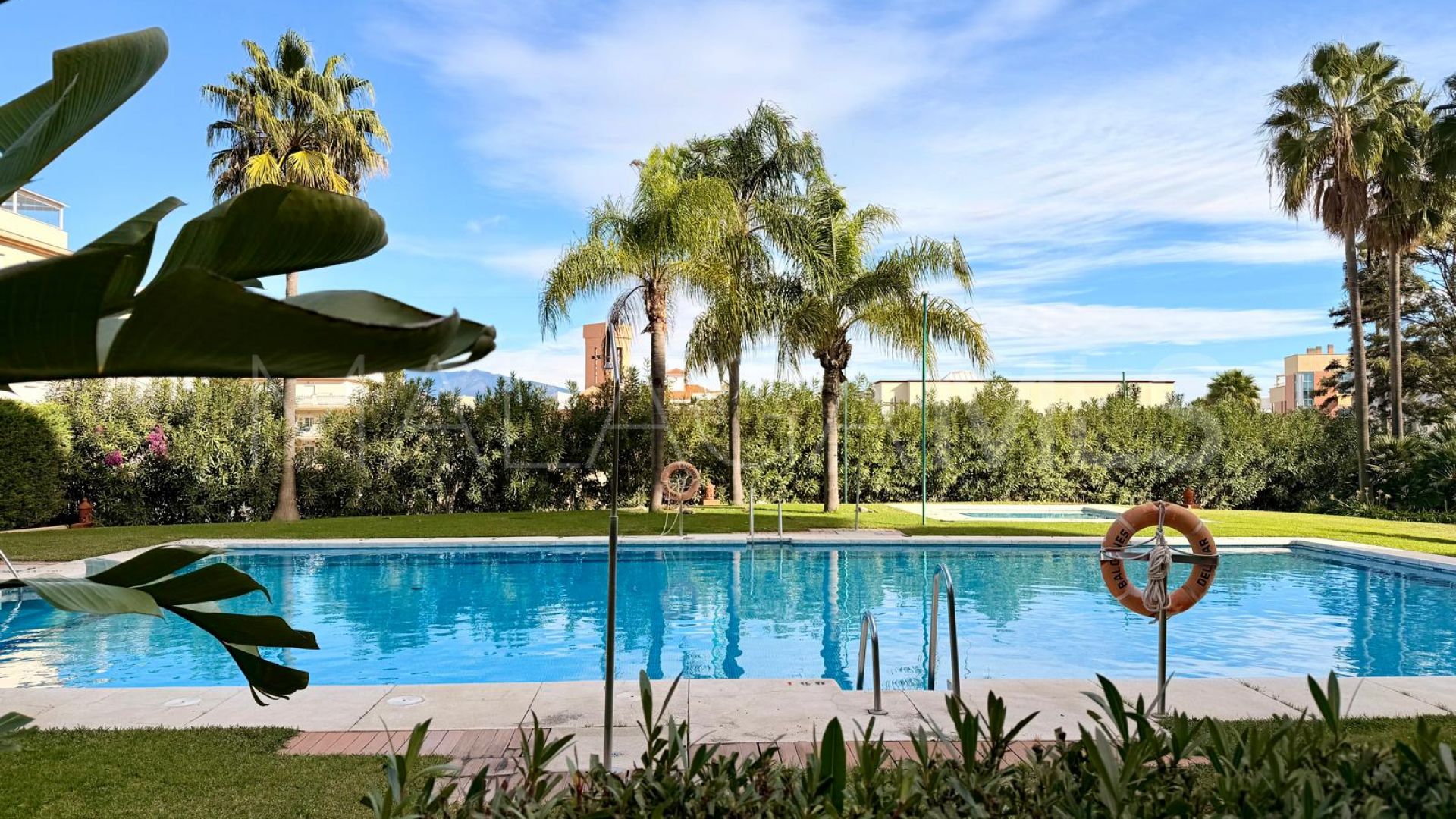 Lägenhet for sale in Estepona Puerto