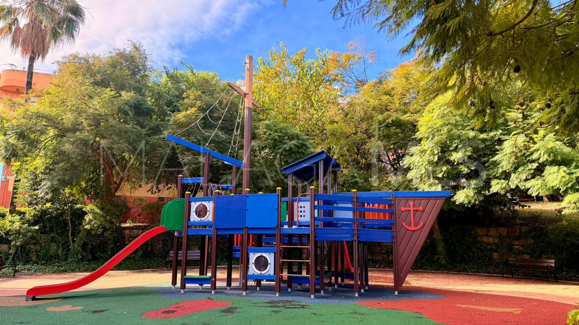 Lägenhet for sale in Estepona Puerto