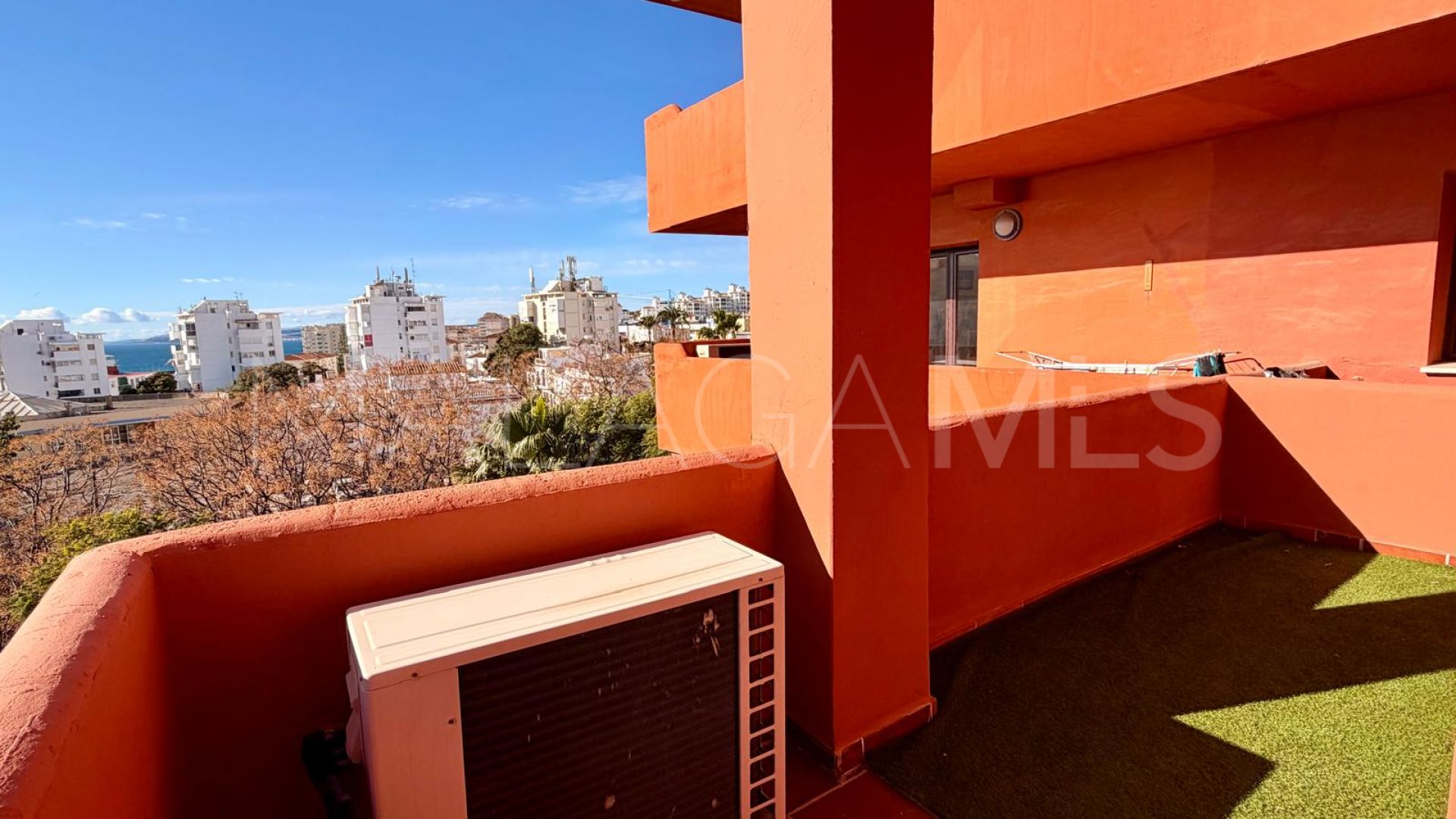 Lägenhet for sale in Estepona Puerto