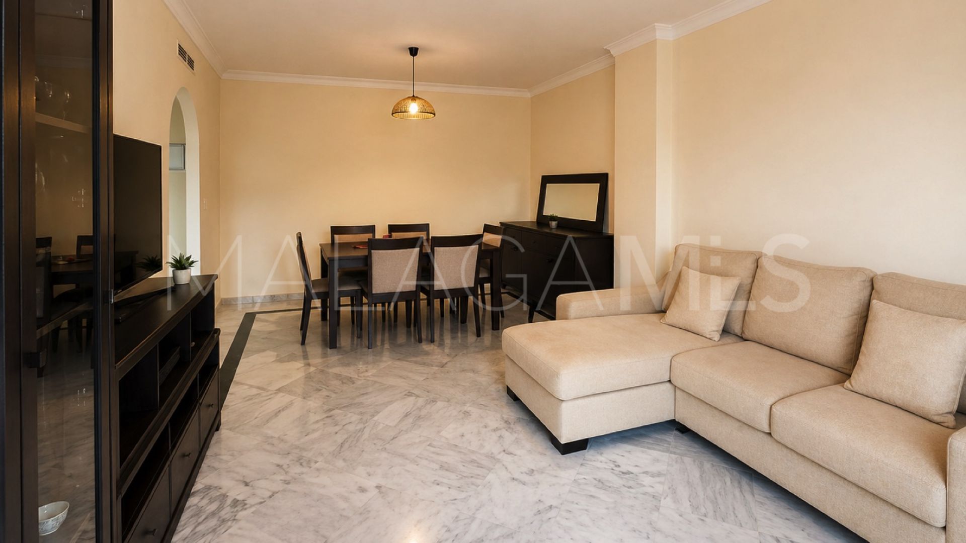 Buy apartamento planta baja in Los Naranjos de Marbella with 2 bedrooms