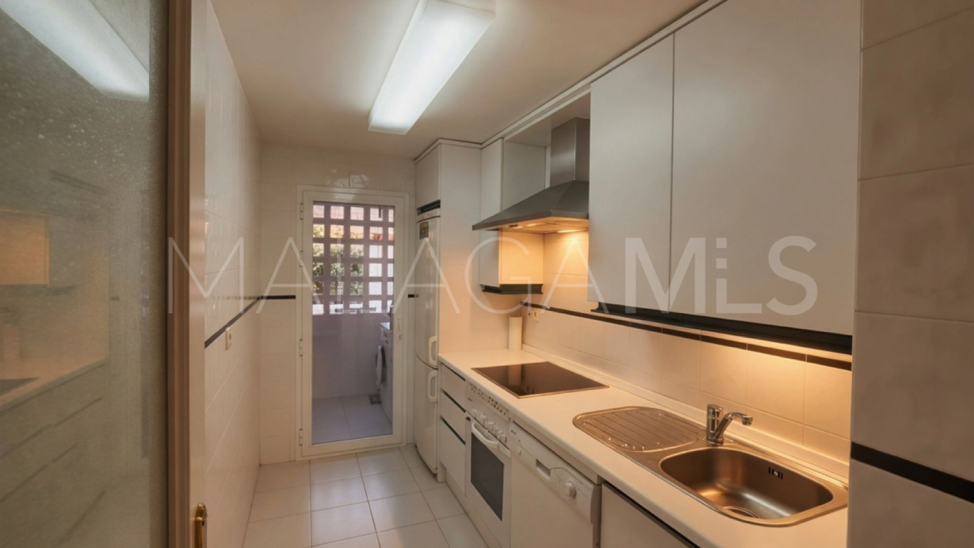 Buy apartamento planta baja in Los Naranjos de Marbella with 2 bedrooms