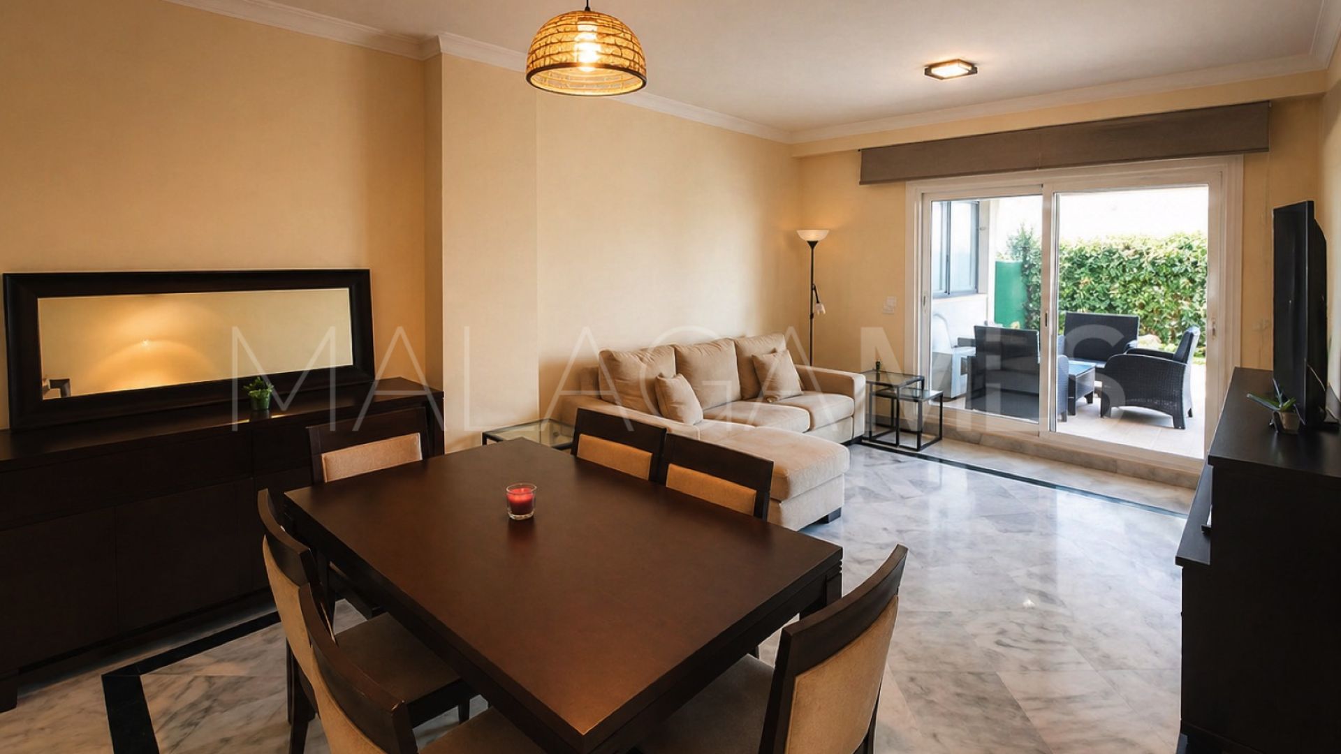 Buy apartamento planta baja in Los Naranjos de Marbella with 2 bedrooms