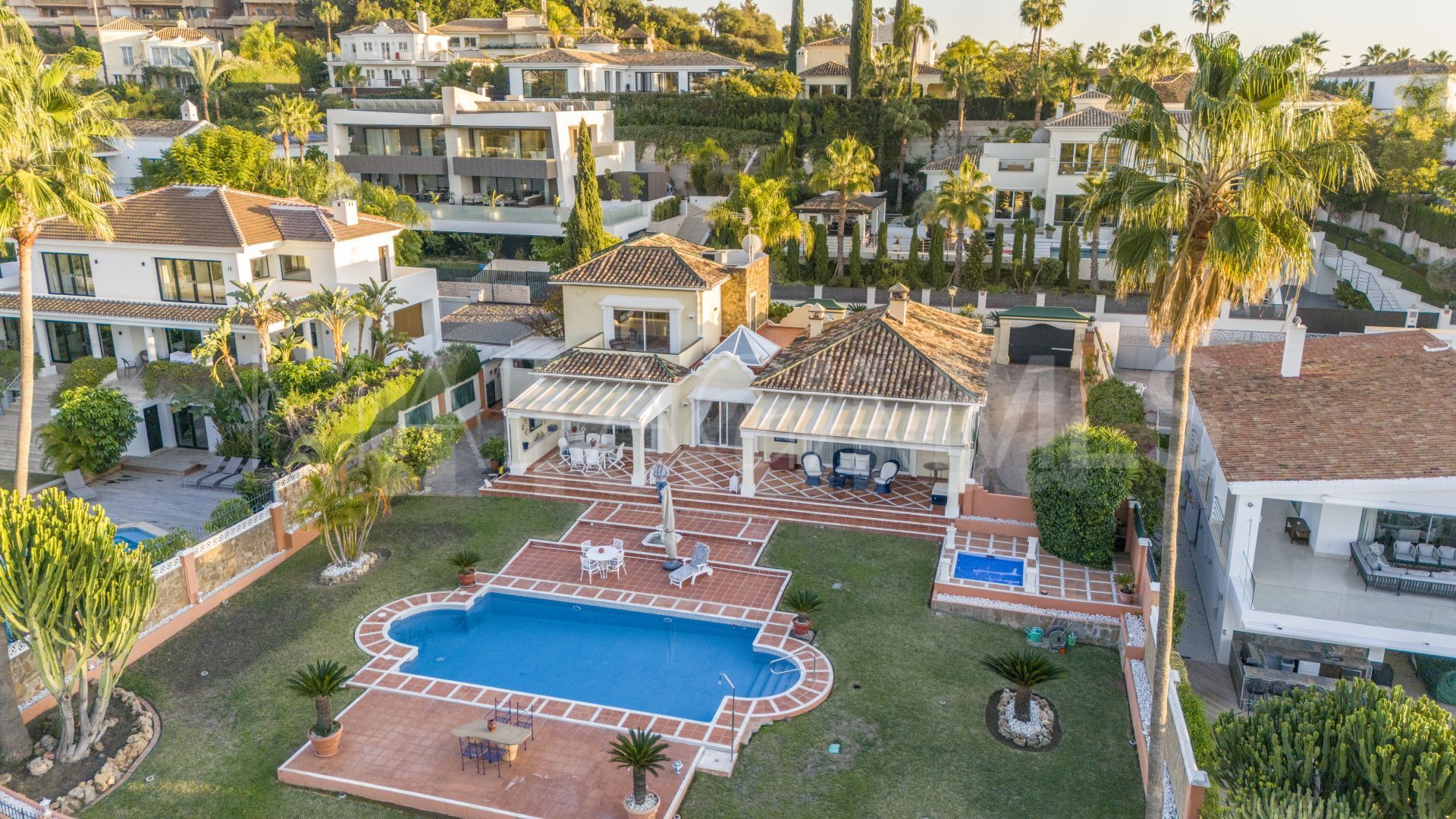 Buy apartamento planta baja in Los Naranjos de Marbella with 2 bedrooms