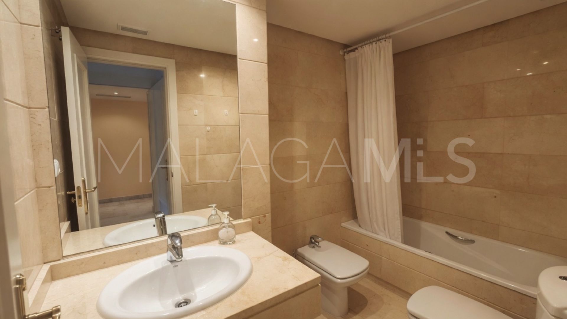 Buy apartamento planta baja in Los Naranjos de Marbella with 2 bedrooms