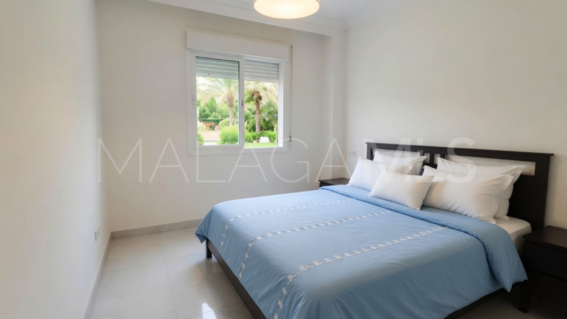 Buy apartamento planta baja in Los Naranjos de Marbella with 2 bedrooms