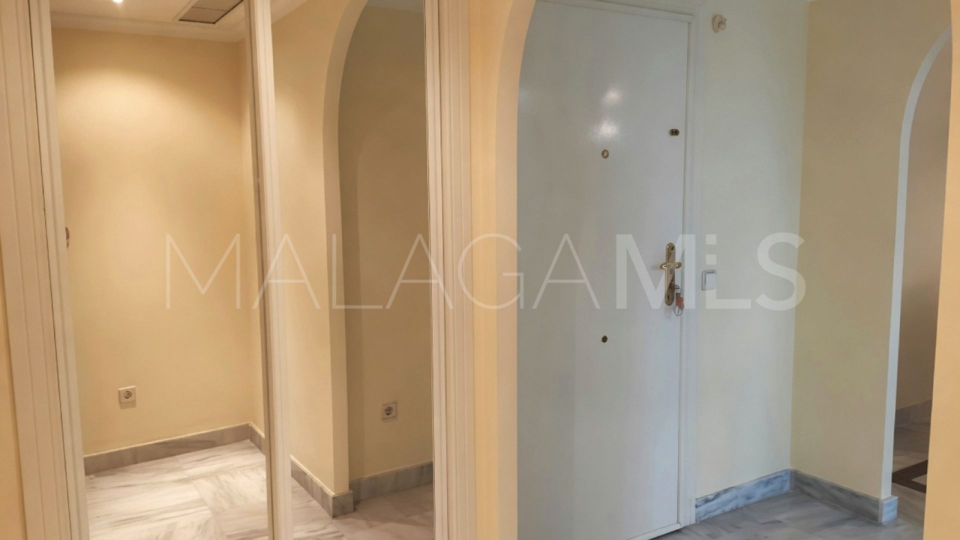 Buy apartamento planta baja in Los Naranjos de Marbella with 2 bedrooms