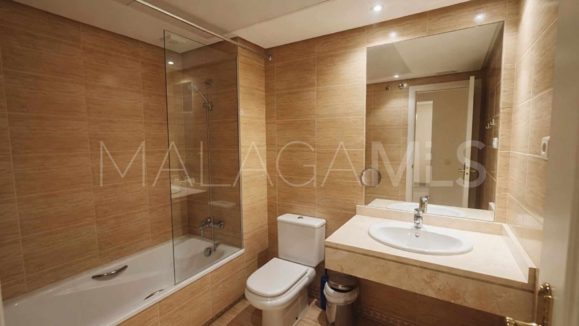 Buy apartamento planta baja in Los Naranjos de Marbella with 2 bedrooms