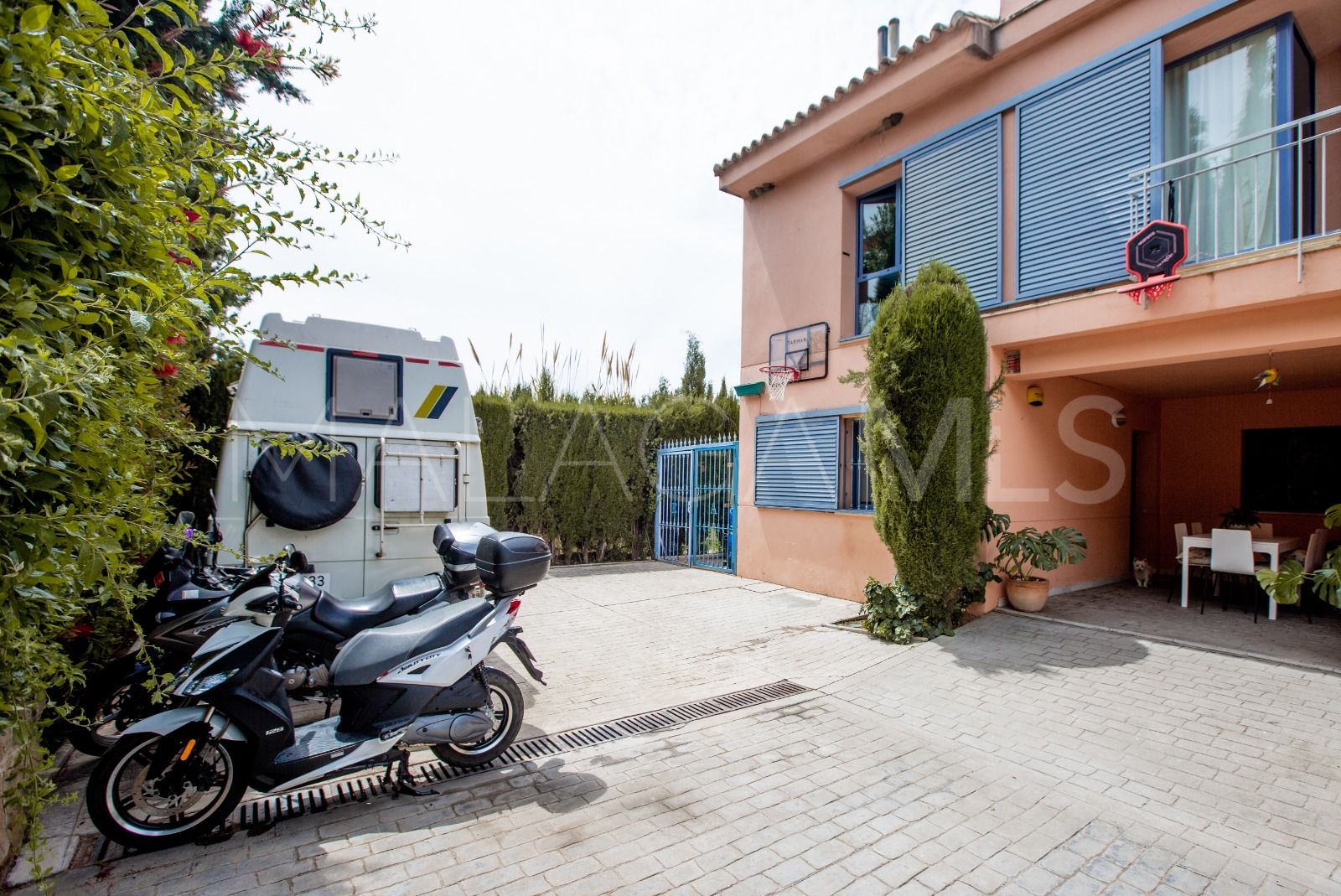 Se vende pareado in Los Naranjos with 5 bedrooms
