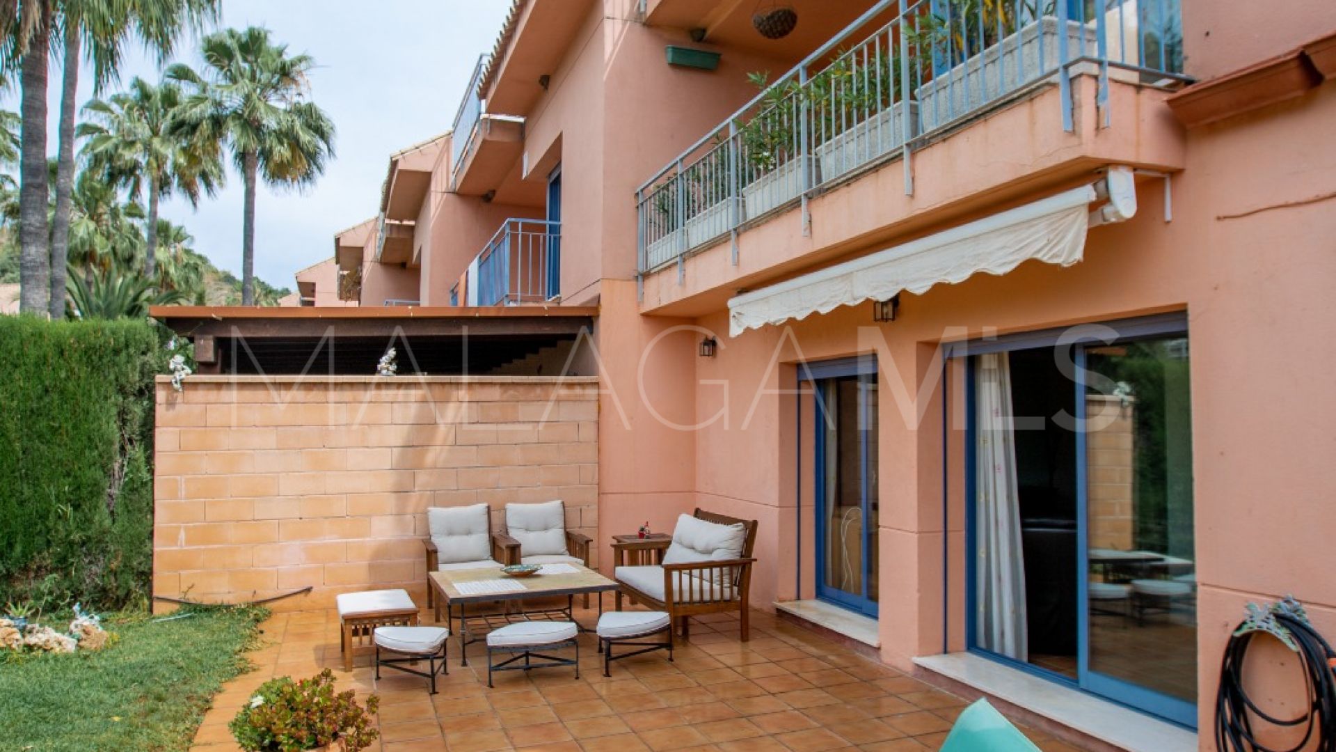 Se vende pareado in Los Naranjos with 5 bedrooms