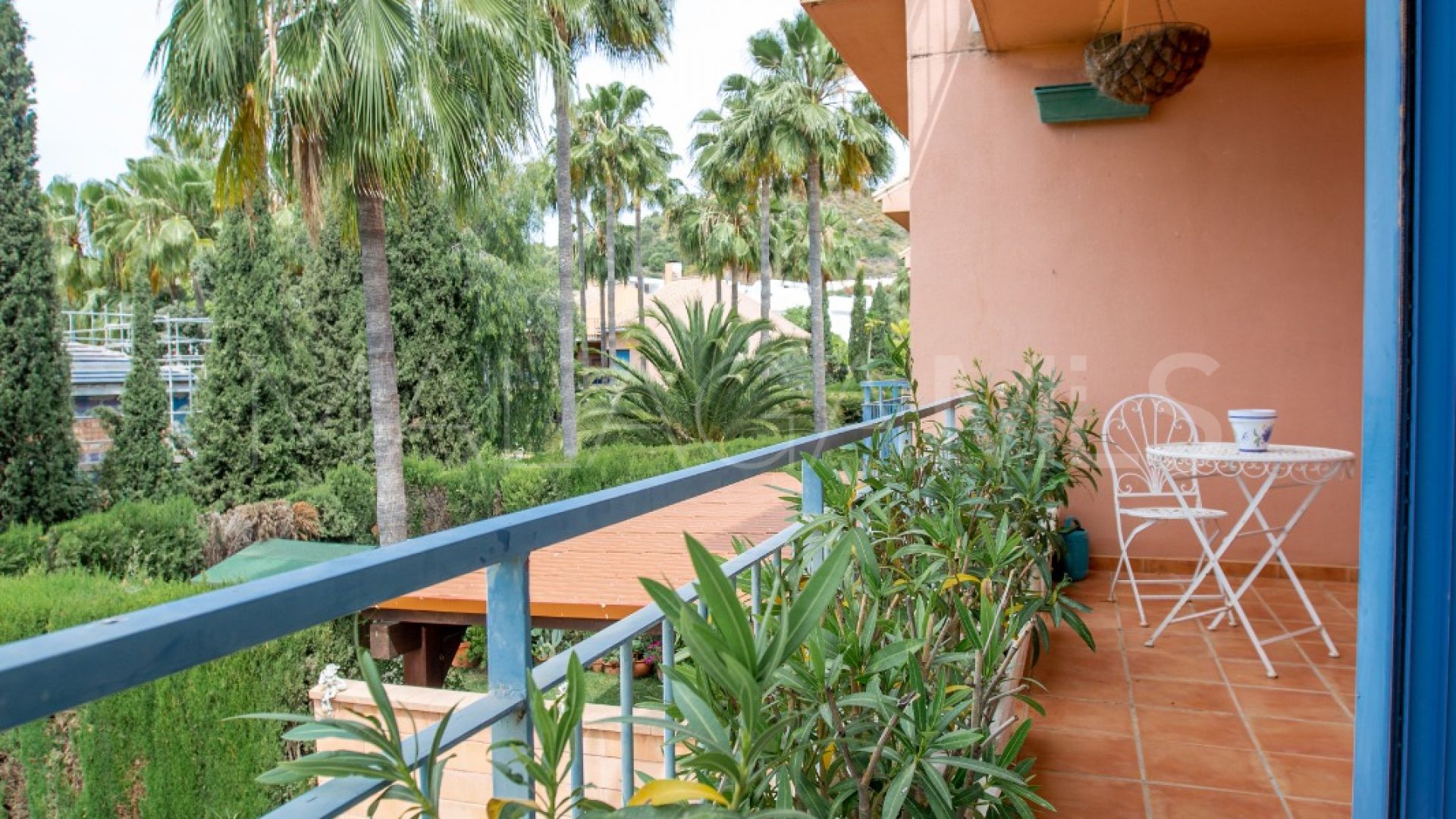 Se vende pareado in Los Naranjos with 5 bedrooms