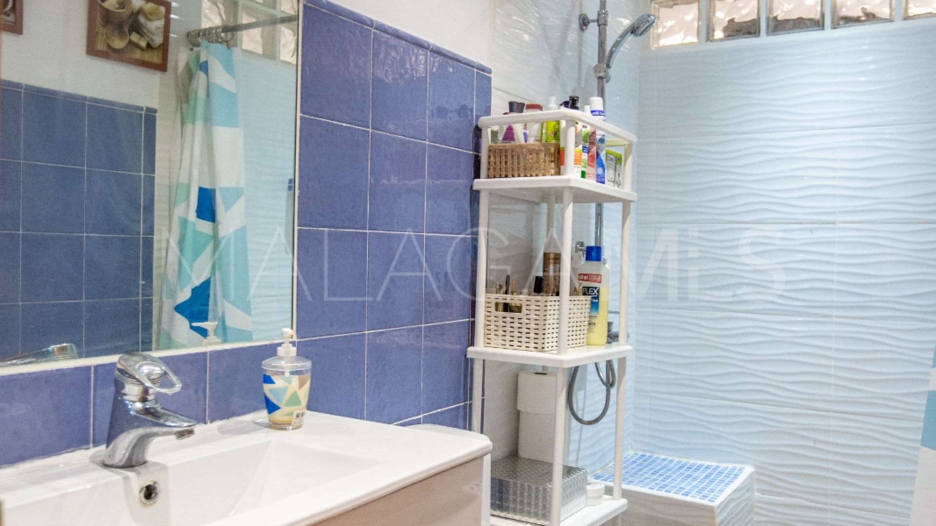 Se vende pareado in Los Naranjos with 5 bedrooms