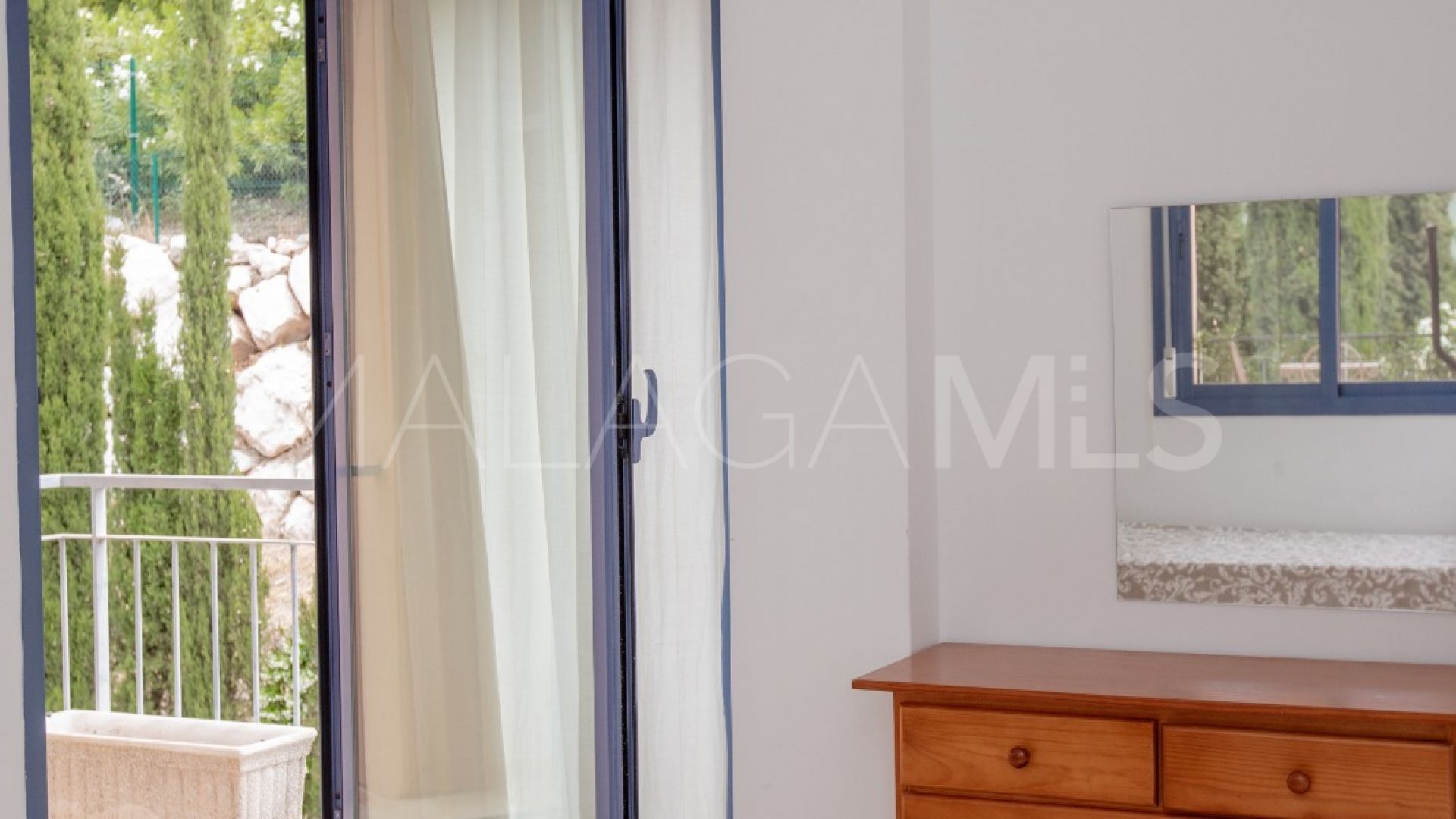 Se vende pareado in Los Naranjos with 5 bedrooms