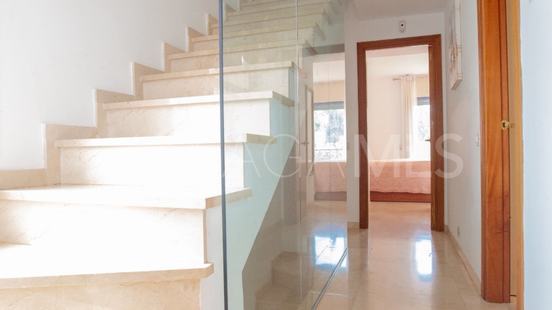 Se vende pareado in Los Naranjos with 5 bedrooms