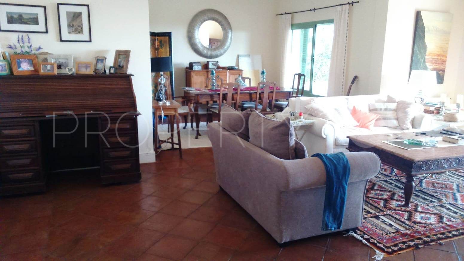 Villa en venta en Torreguadiaro con 4 dormitorios