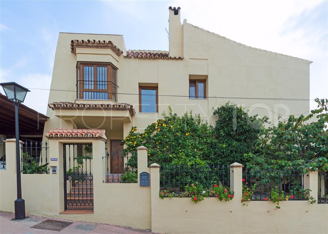 Nueva Andalucia 4 bedrooms villa for sale