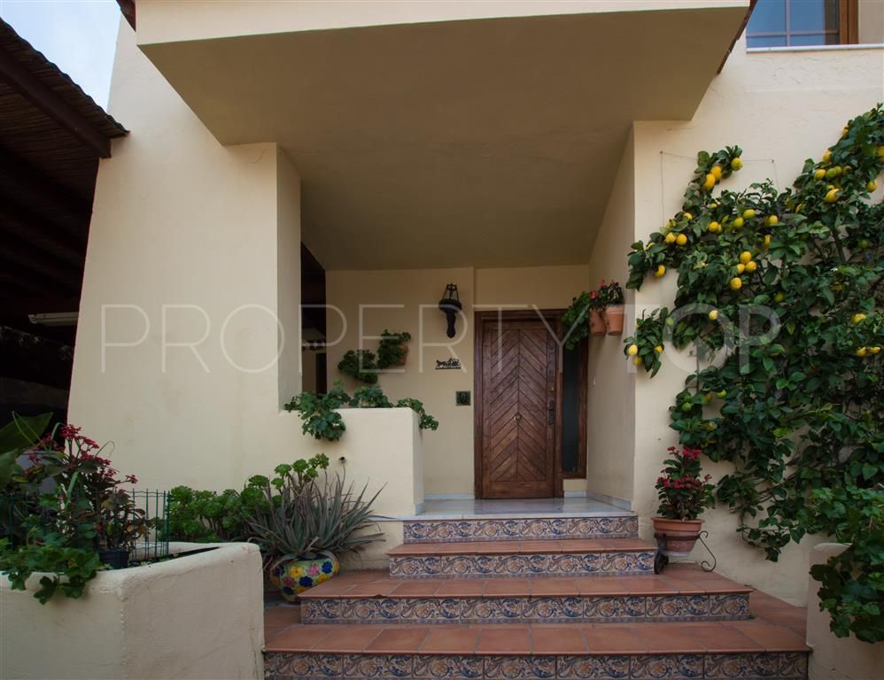 Nueva Andalucia 4 bedrooms villa for sale