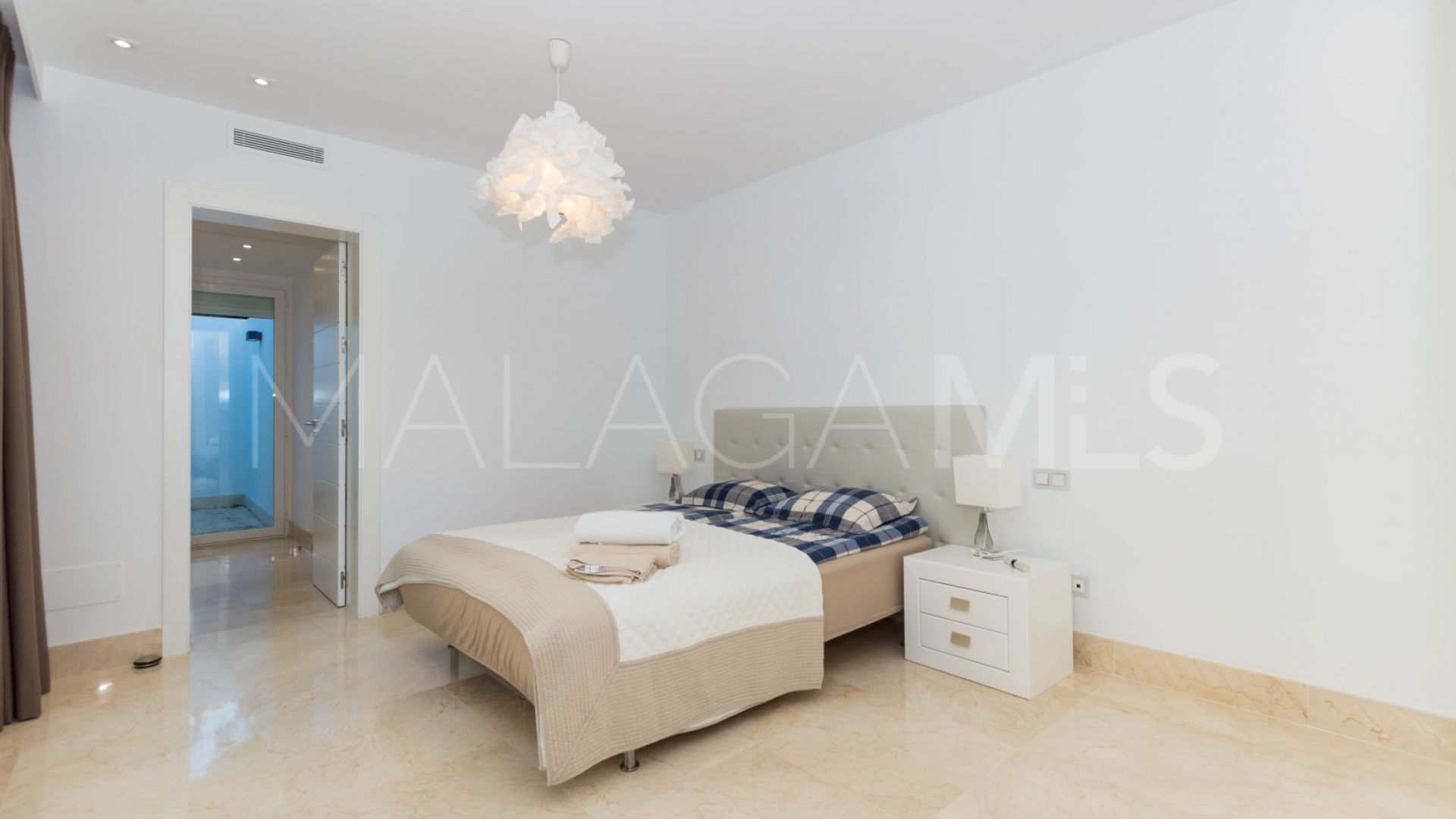 Villa with 5 bedrooms for sale in Nueva Andalucia