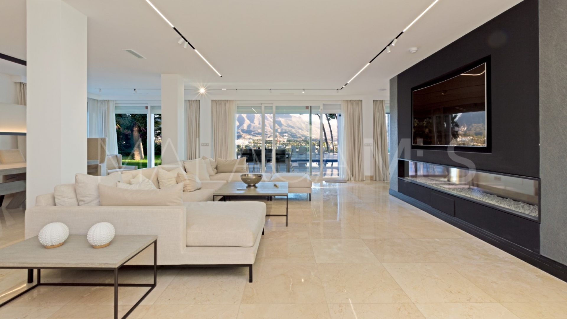 Villa with 5 bedrooms for sale in Nueva Andalucia